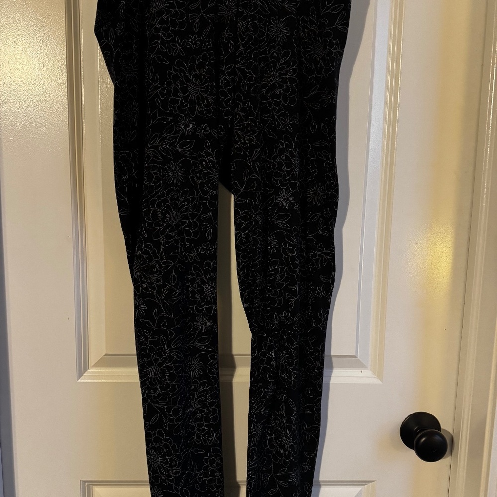 Sonoma Goods for Life MidSize Leggings Black Floral Print
